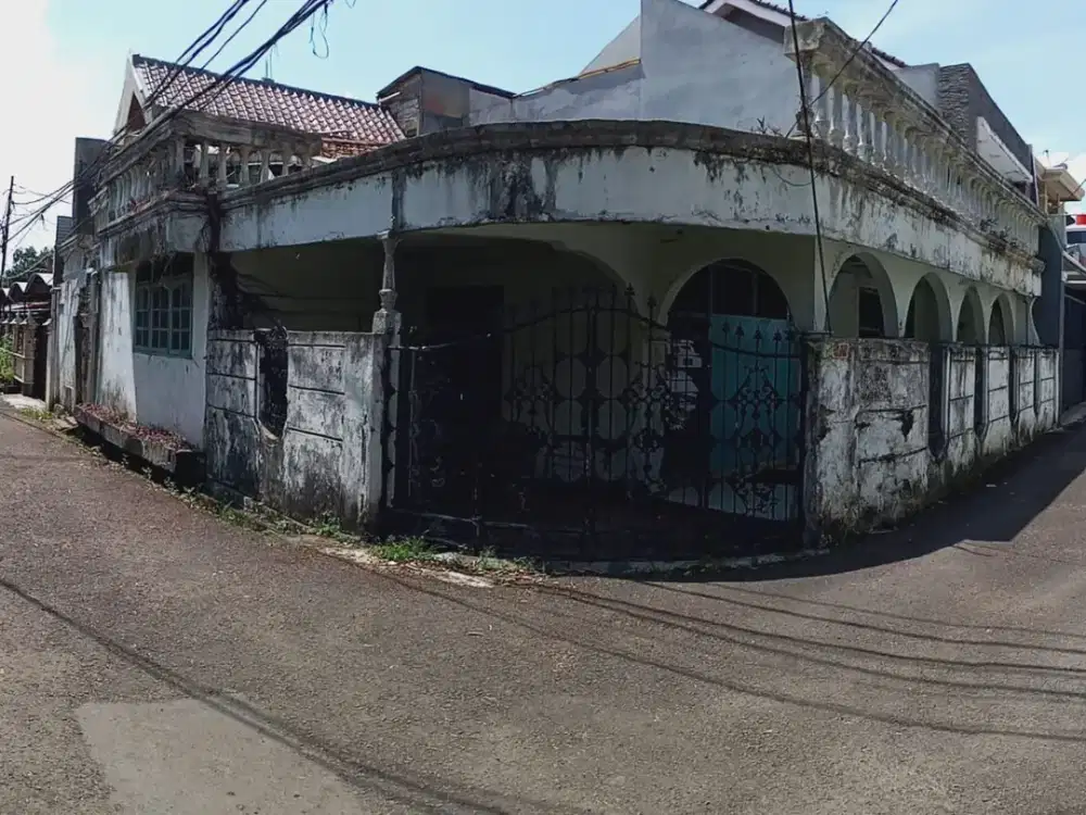 Di jual Rumah Hoek Strategis, Hitung Tanah Saja