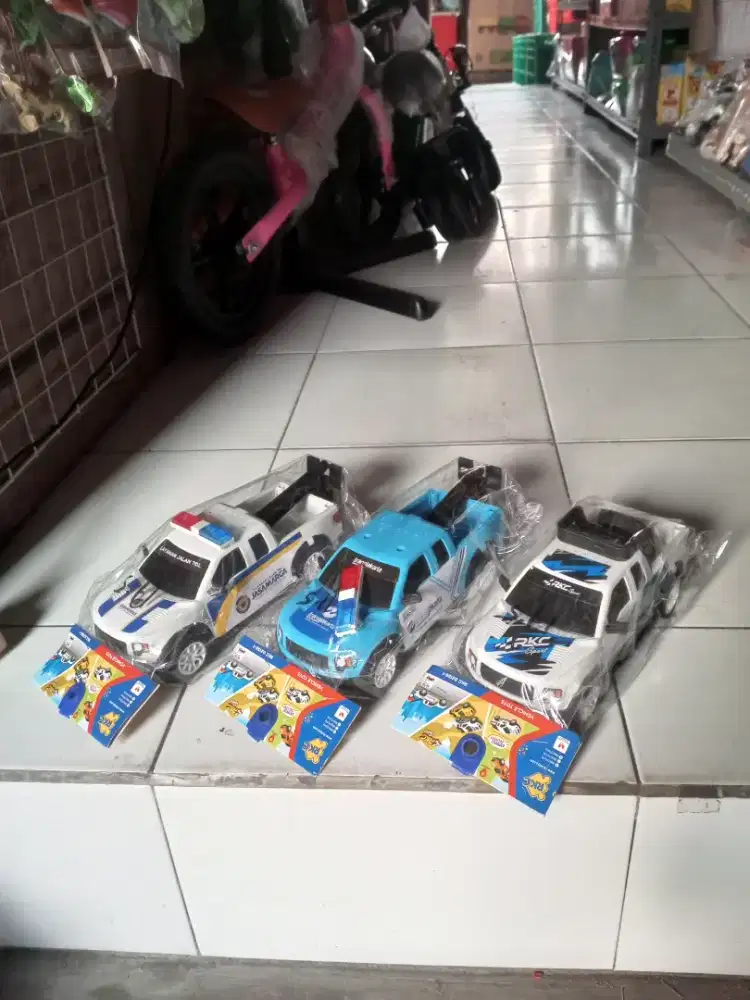 Mainan anak mobil double cabin