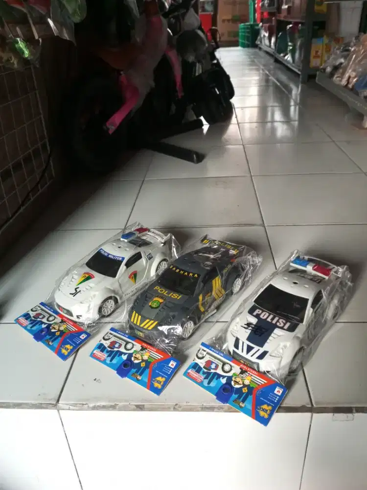 Mainan anak mobil polisi