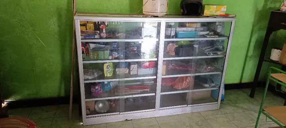 Etalase kaca masih bagus