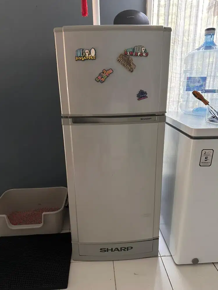 Di jual satu unit kulkas 2 pintu sharp segera