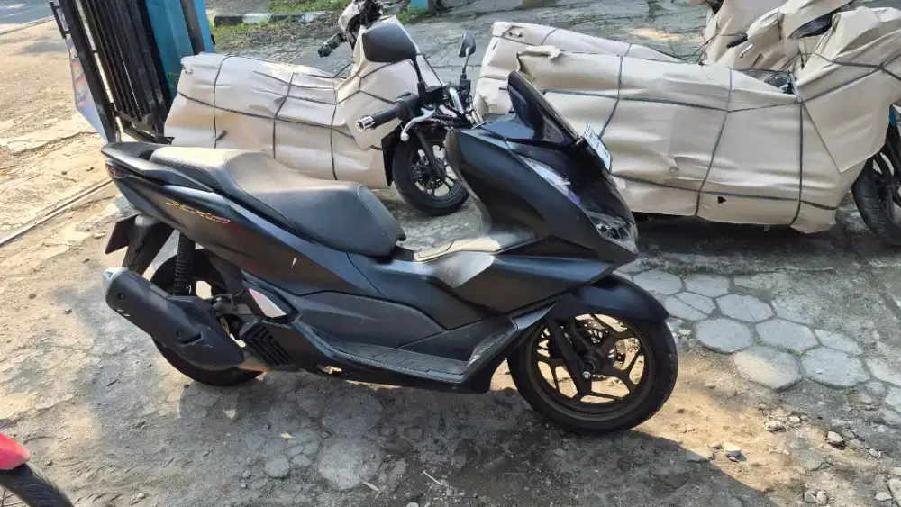 Honda PCX 160 ABS hitam thn 2024