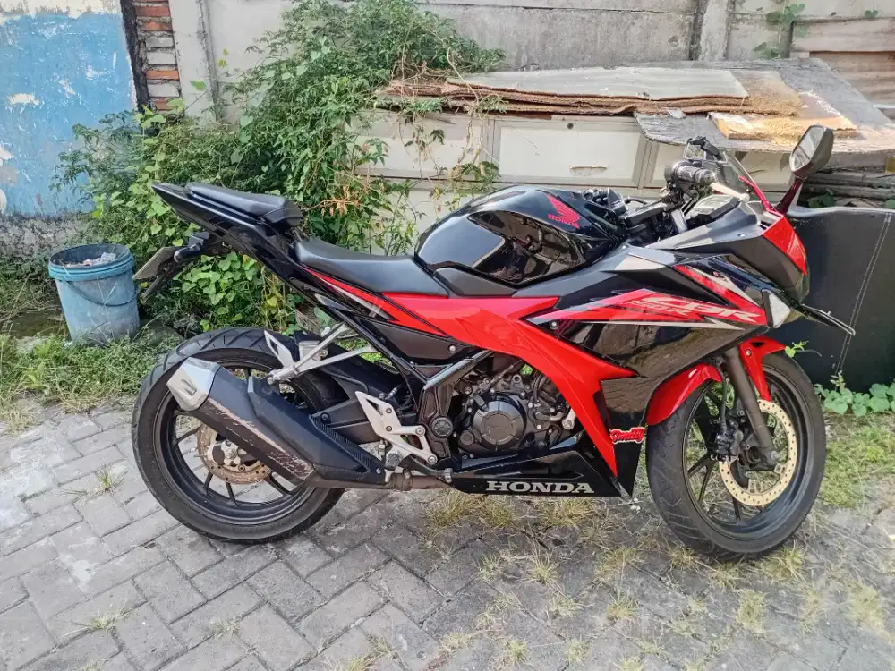 Jual cepat motor honda cbr warna hitam merah siap pakai sudah service