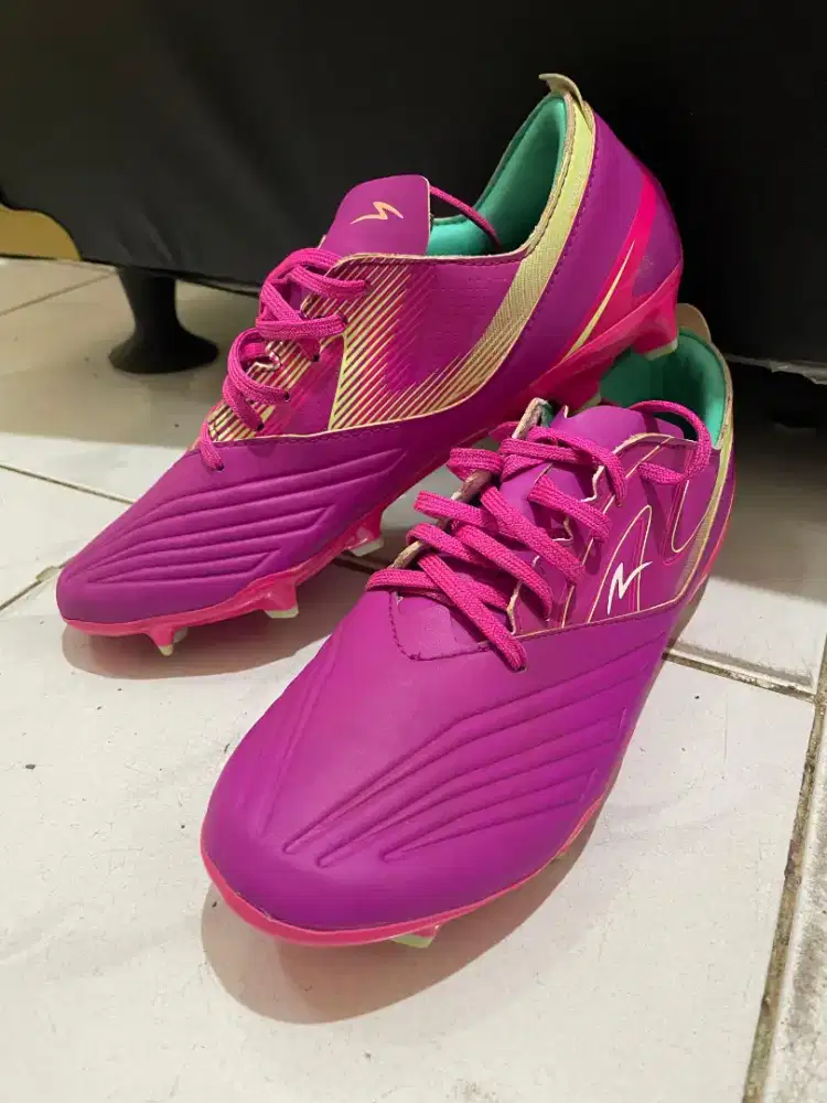 Sepatu Bola Space