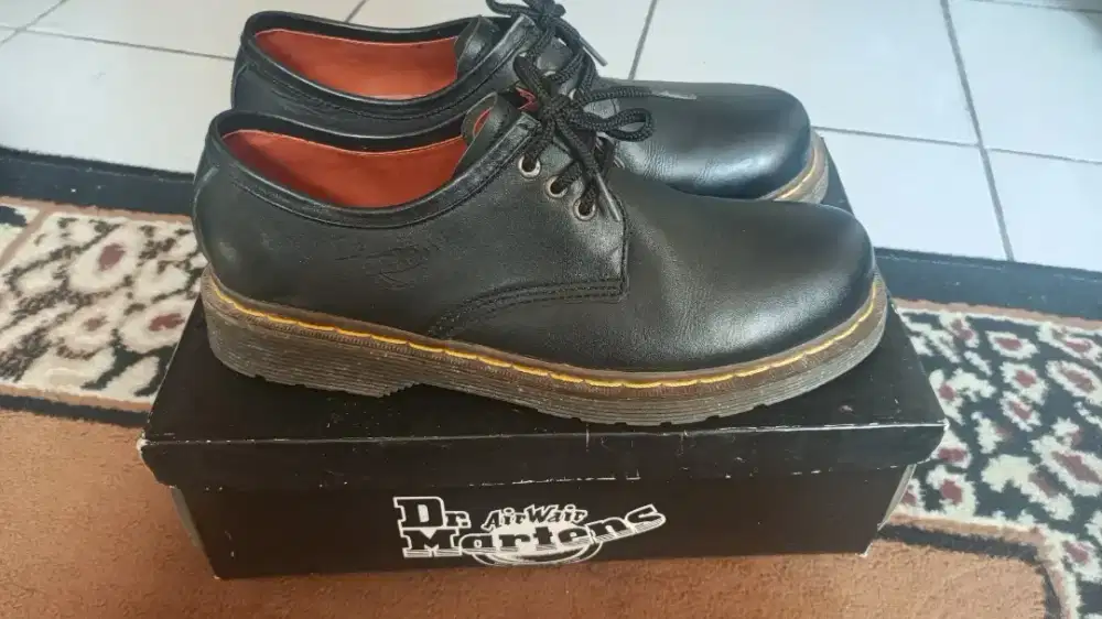Sepatu Dr martens ukuran 43