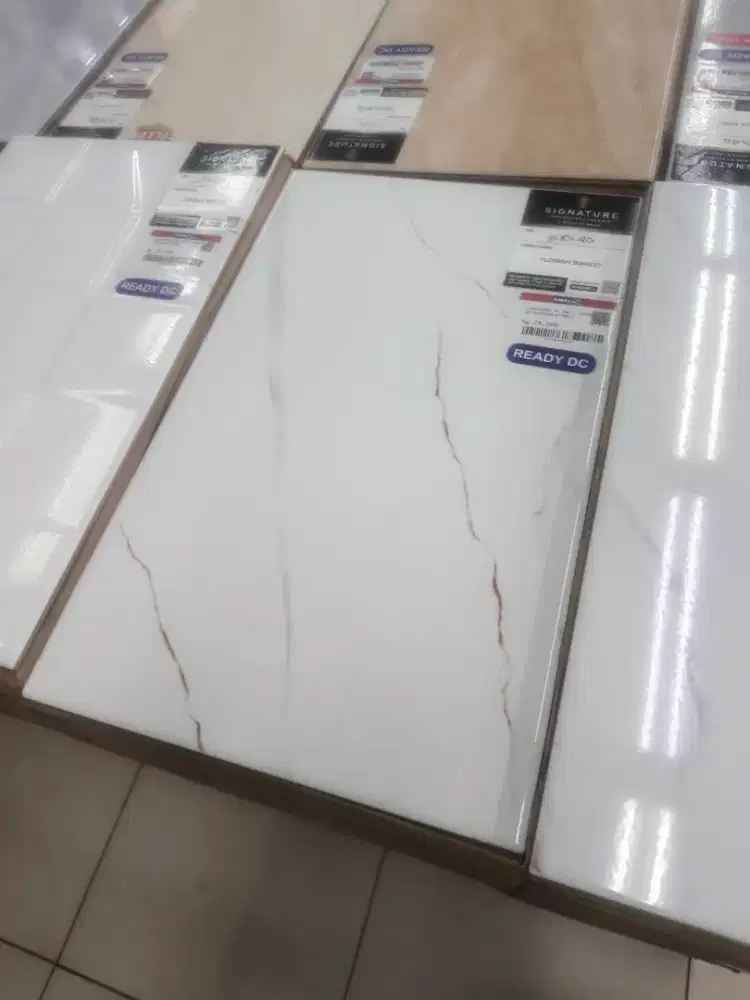 Keramik Signature ukuran 25x40 harga per box