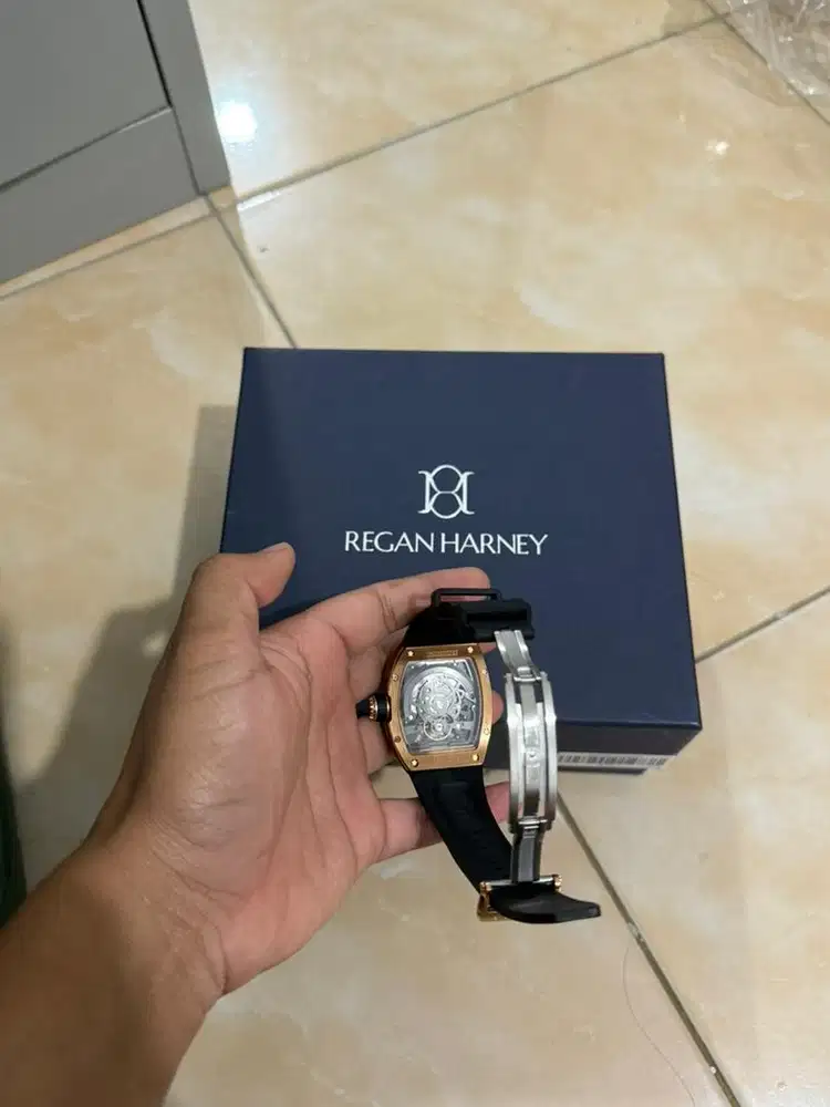 jam tangan regan harney