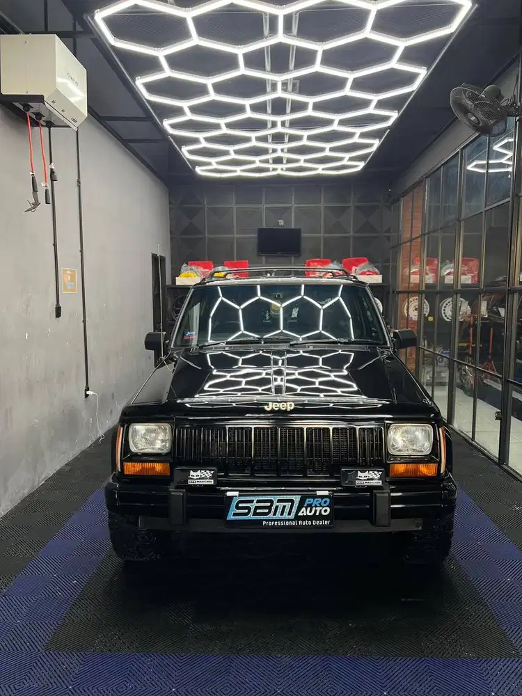 JEEP CHEROKEE 4.0 LIMITED 1997 HITAM AT