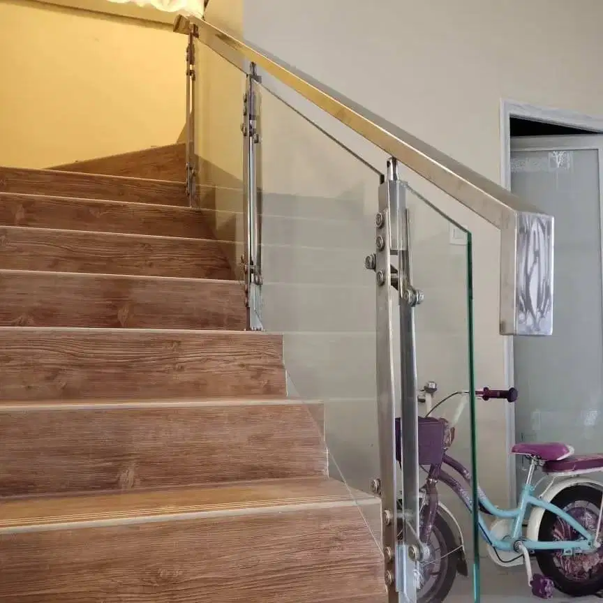 railing tangga kaca rangka stainless