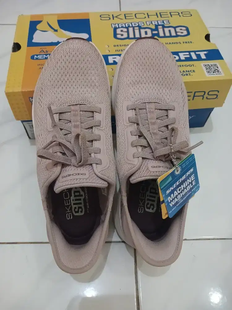 Sepatu wanita skecher