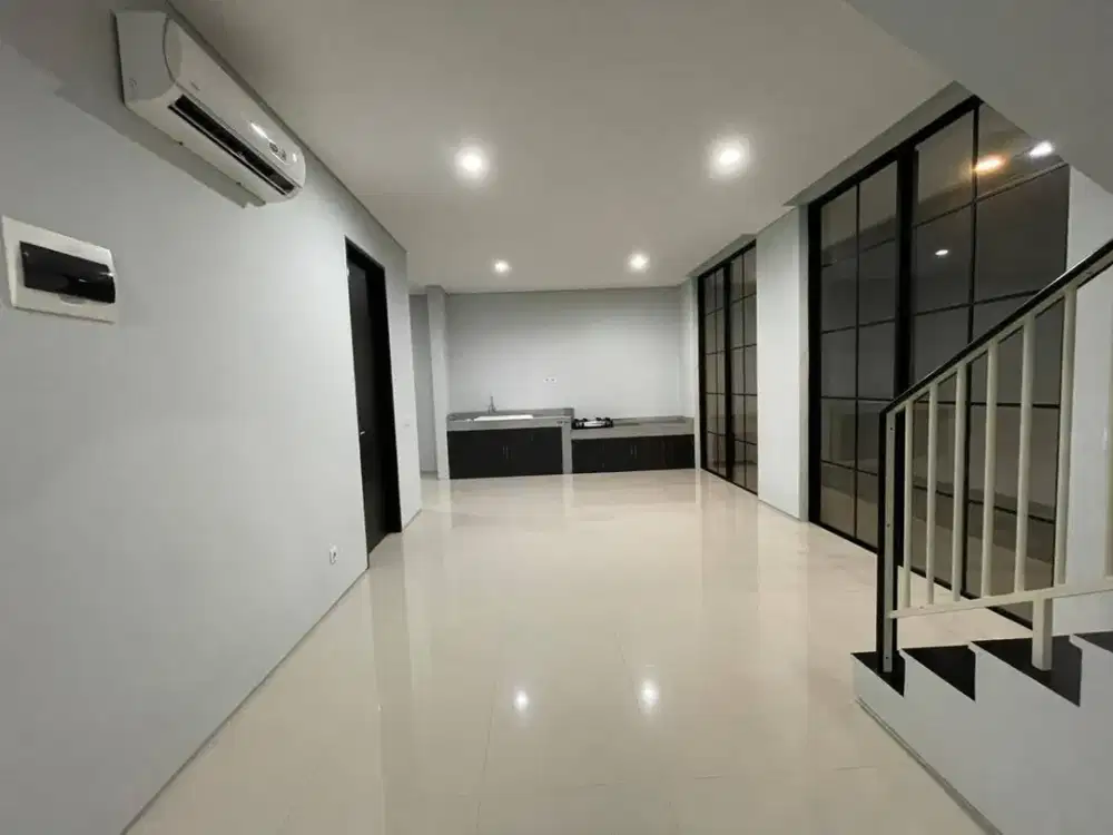 Siap Huni! Rumah Oakwood CitraLand Surabaya Barat Lebar 8 SHM Bonus 4 AC Dijual Murah! (Bjr-014)