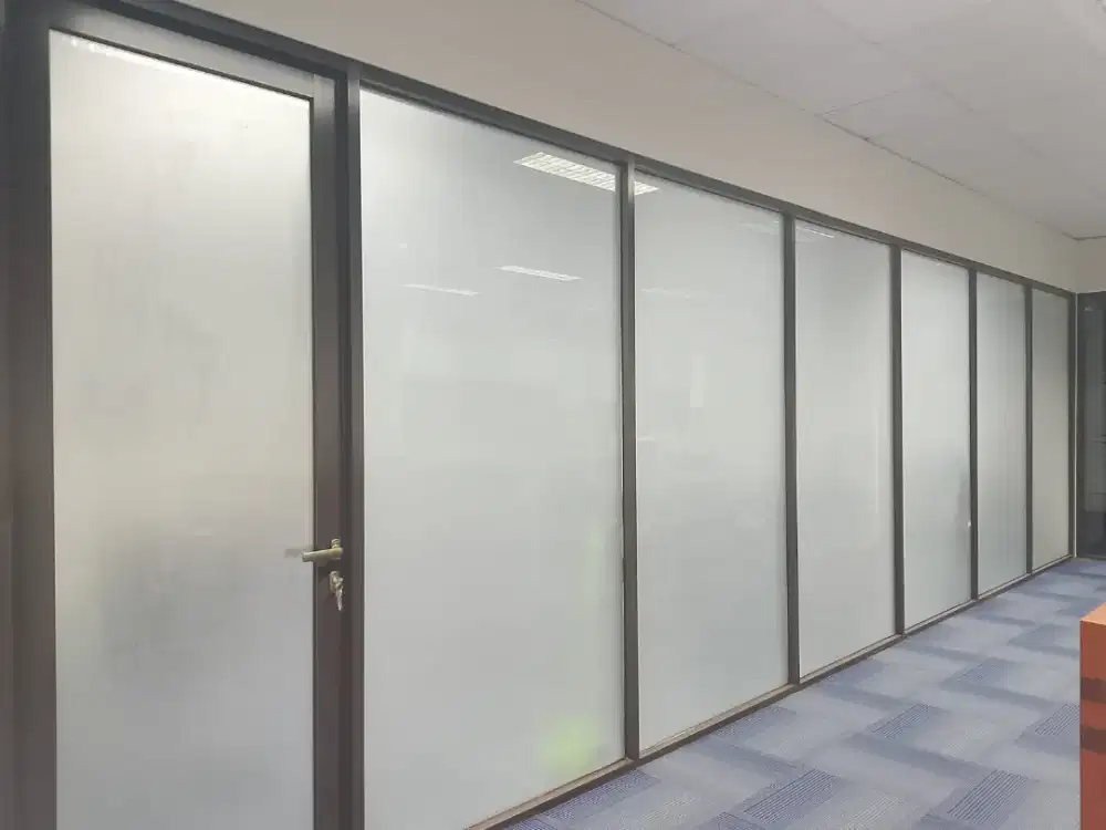 Jasa pemasangan sticker kaca film gedung