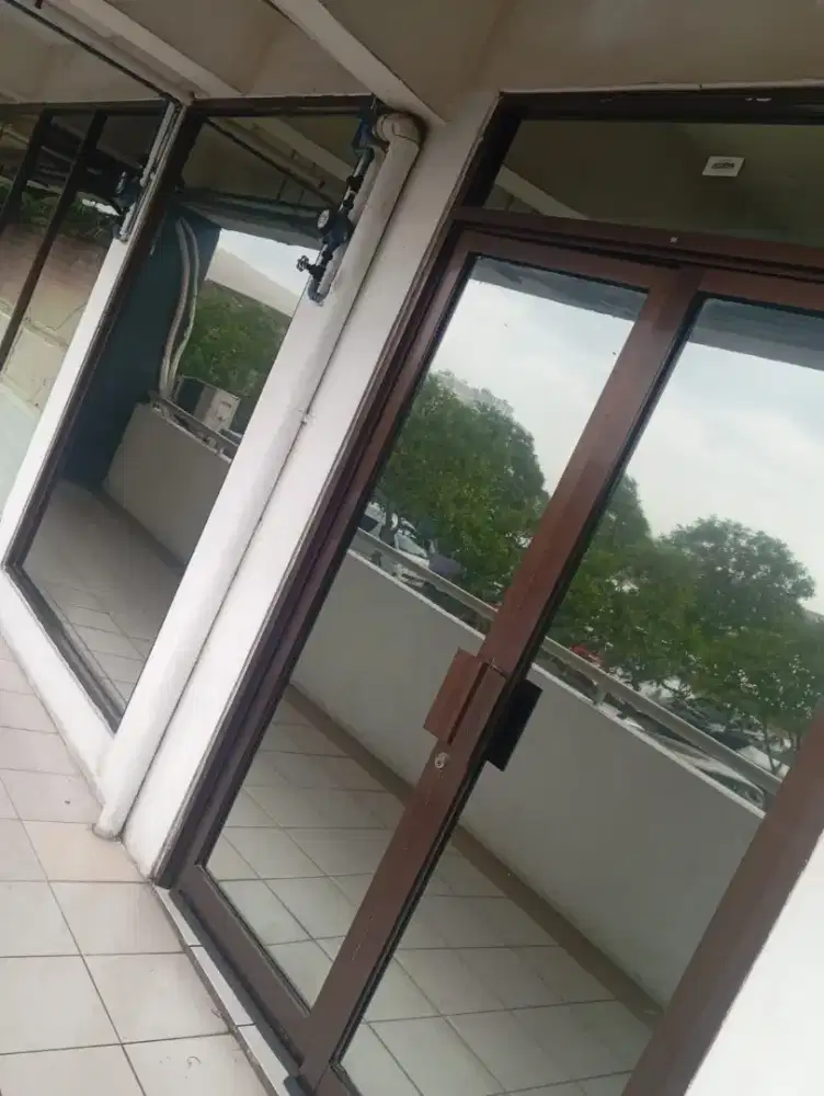Jasa pemasangan sticker kaca film gedung