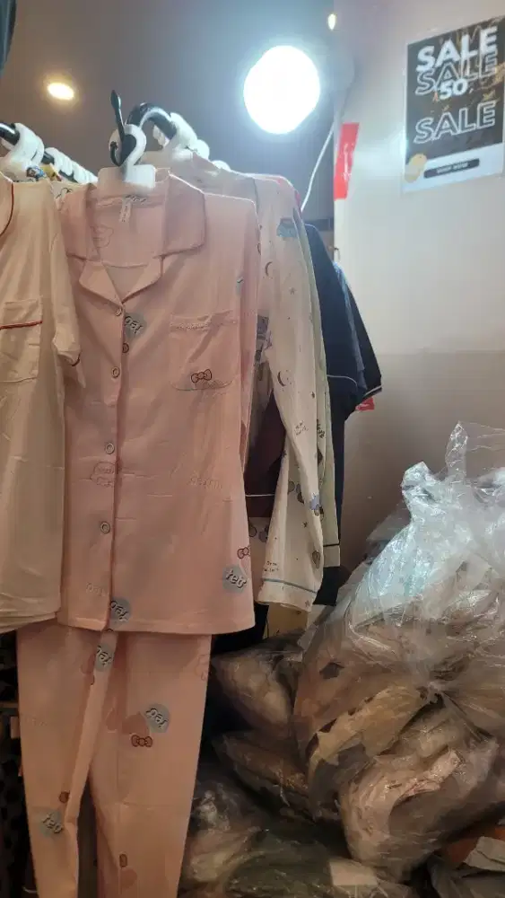 Karyawati Toko Baju
