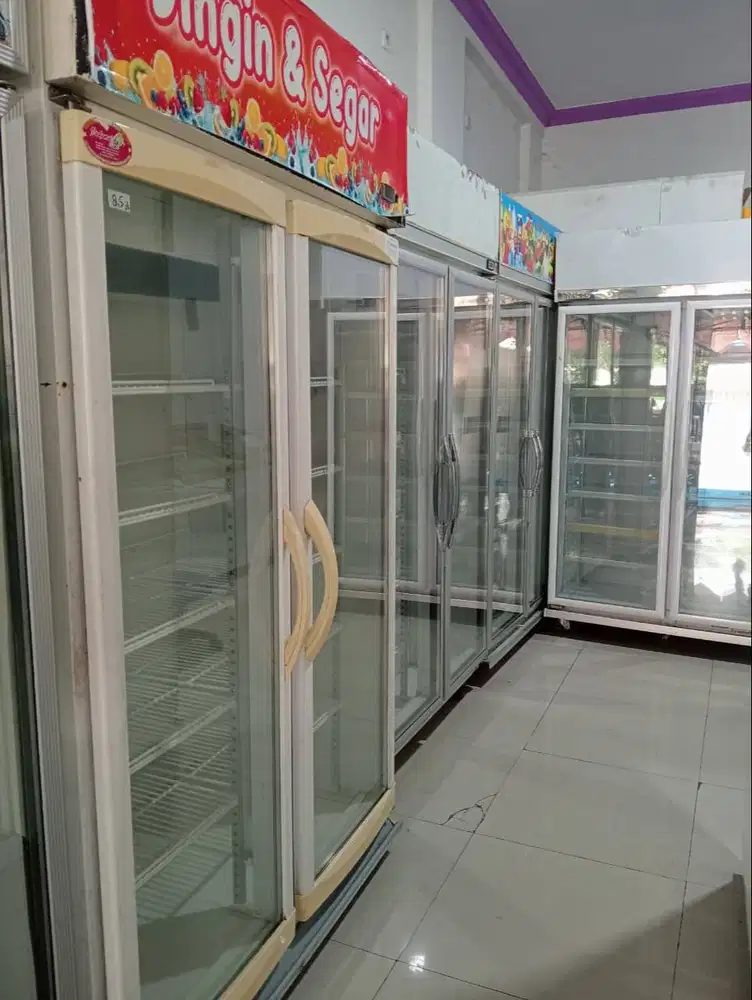 OBRAL - Showcase 2 pintu bekas murah mulus normal siap pakai