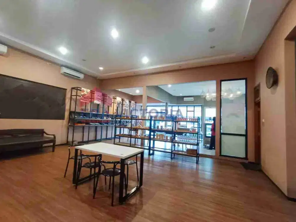 Rumah Luas dg Parkiran Banyak , Cocok Untuk Resto atau Kantor di Jl.Poros Tidar