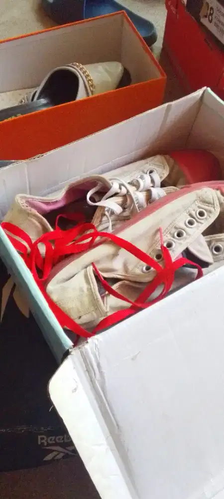 Sepatu pria dan perempuan