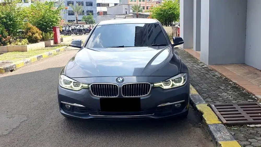 Low Km BMW 320i LCi AT Abu 2018 km.53rb Good condition
