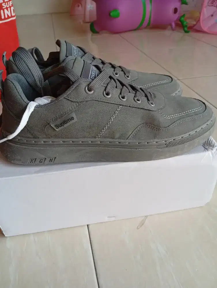 Sepatu sneakers leedoo