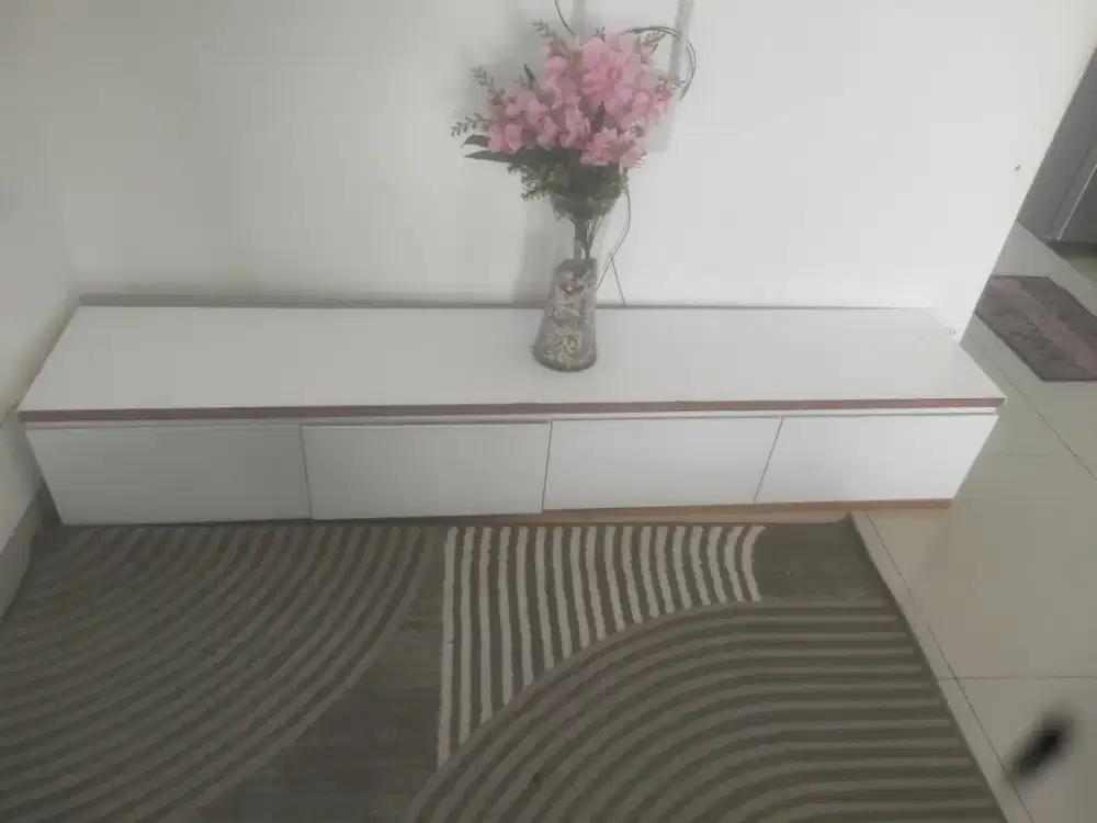 Tempat tv warna putih glossy