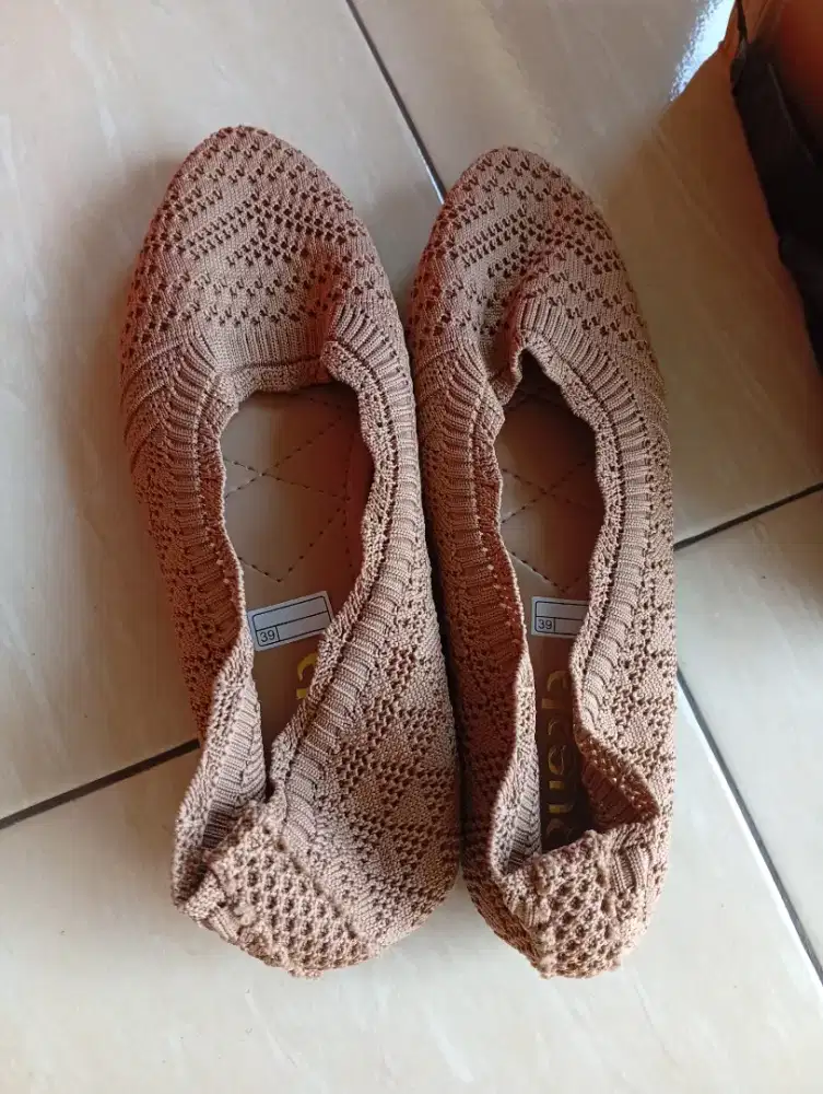 Sepatu rajut wanita