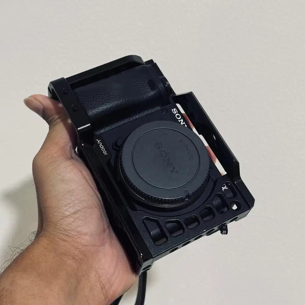 JUAL CEPAT! SONY A6400 + SONY E 18-105mm F4 OSS + 7Artisans 35mm F1.4