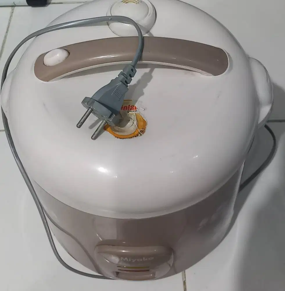 MIYAKO MCM509 Rice Cooker Kapasitas 1.8Liter ,Kondisi Normal,Mulus,NET