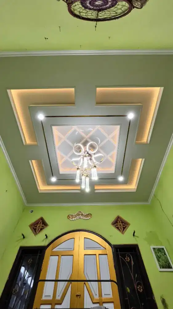 Pemasangan plafon dekor atap rumah