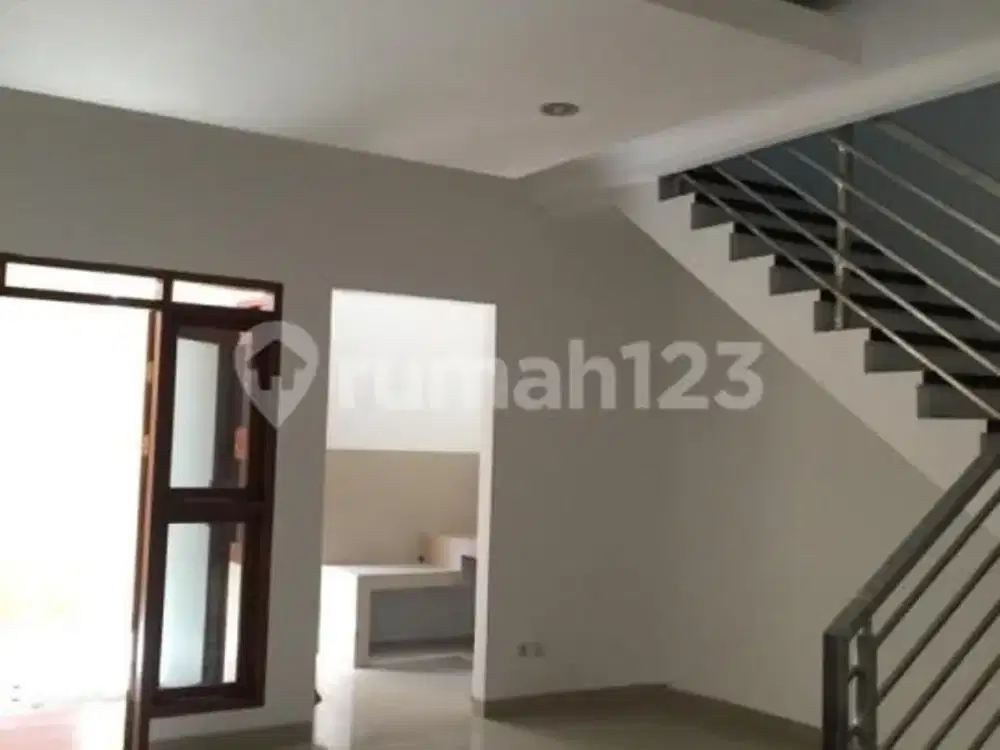 Rumah 2 Lantai Tengah Kota di Buah Batu Bkr Dkt Lodaya