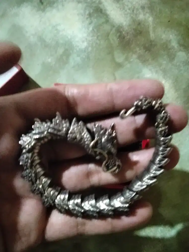 Gelang naga besi