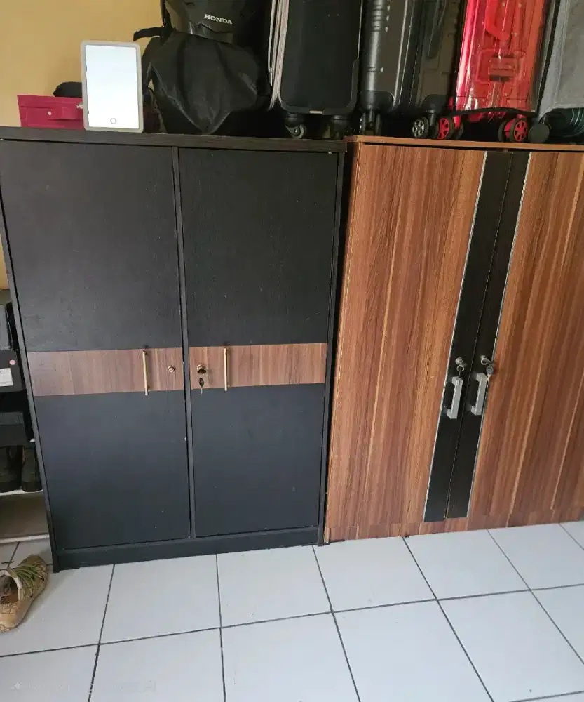 2 Lemari kayu kecil
