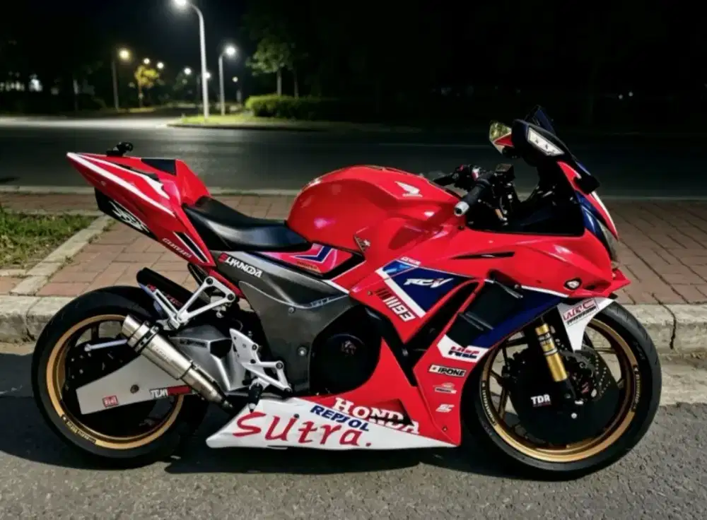 CBR 150 K45A modif moge. Body & arm full pakai fiber glass. Murah aja