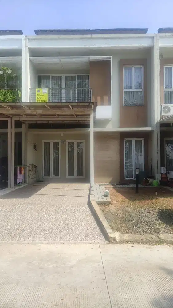 Disewakan Rumah Asri 2 Lantai Depan Danau