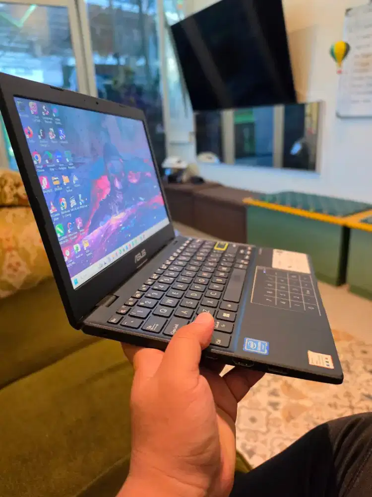 Laptop Asus E210MA Ram 8/512GB Mulus