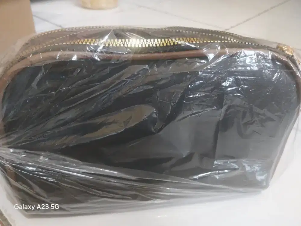 Tas slung wanita warna hitam