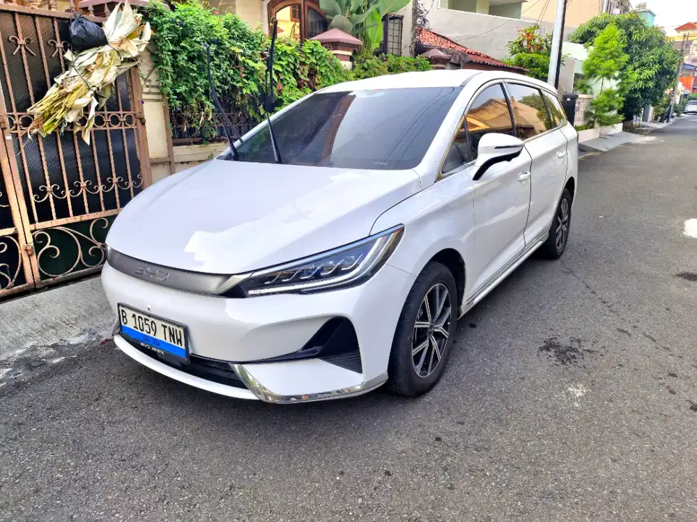 Byd M6 std 2025 bln6 km28rb putih