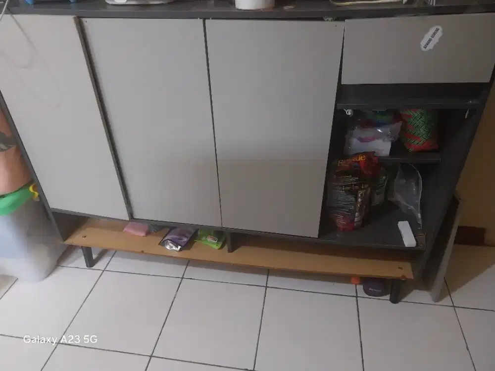 Rak sepatu warna abu