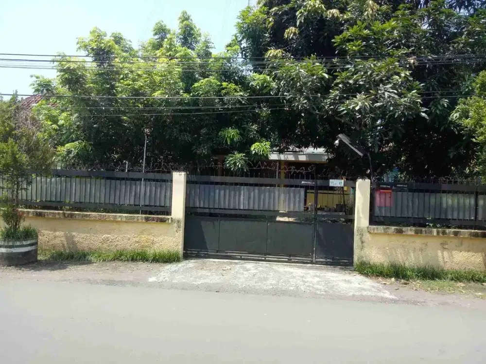 Jual rumah dengan pekarangan luas di Jl suratno kota Cirebon
