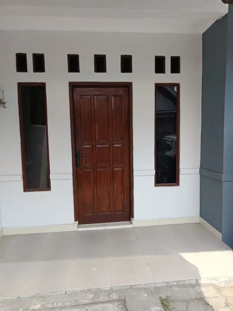 Di kontrakan rumah cantik di kota industri baru dicat ulang.