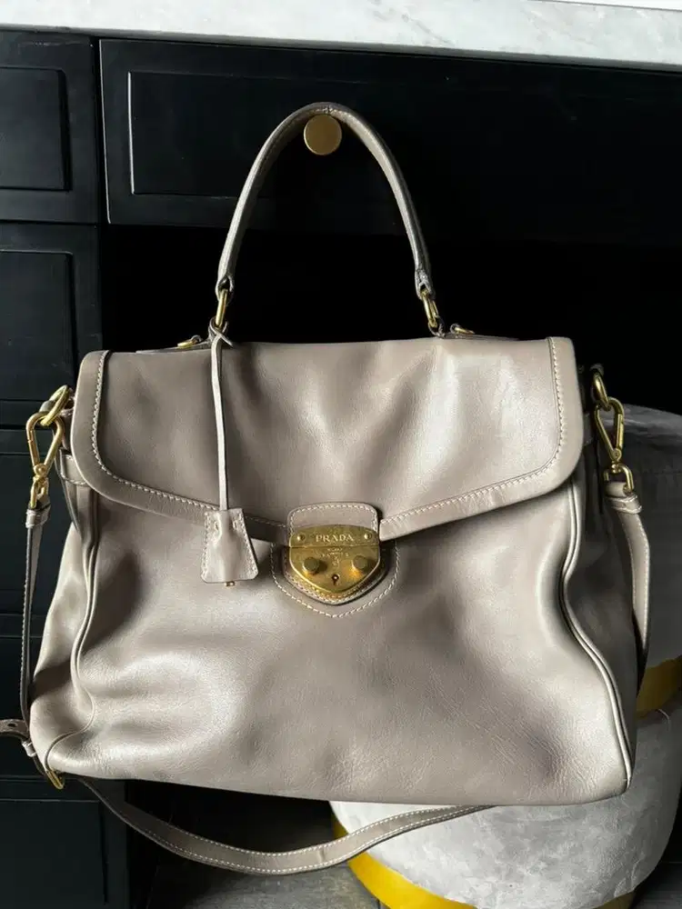 Prada Flap Bag warna Beige