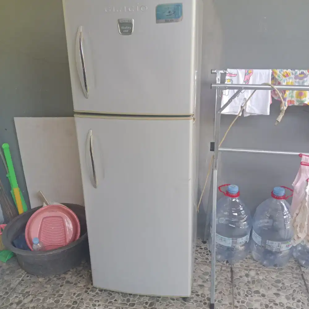 Di jual Kulkas Toshiba Glacio 2 pintu