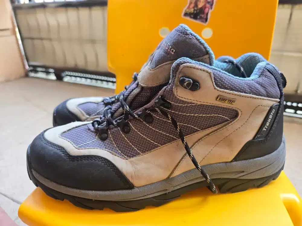 Sepatu outdoor hiking treksta waterproof goretex