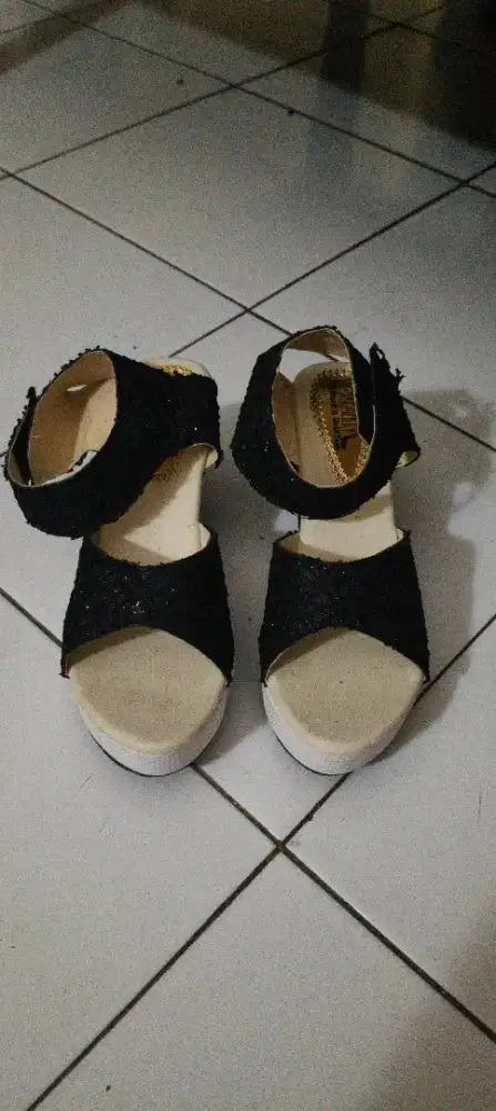 Sendal model hak