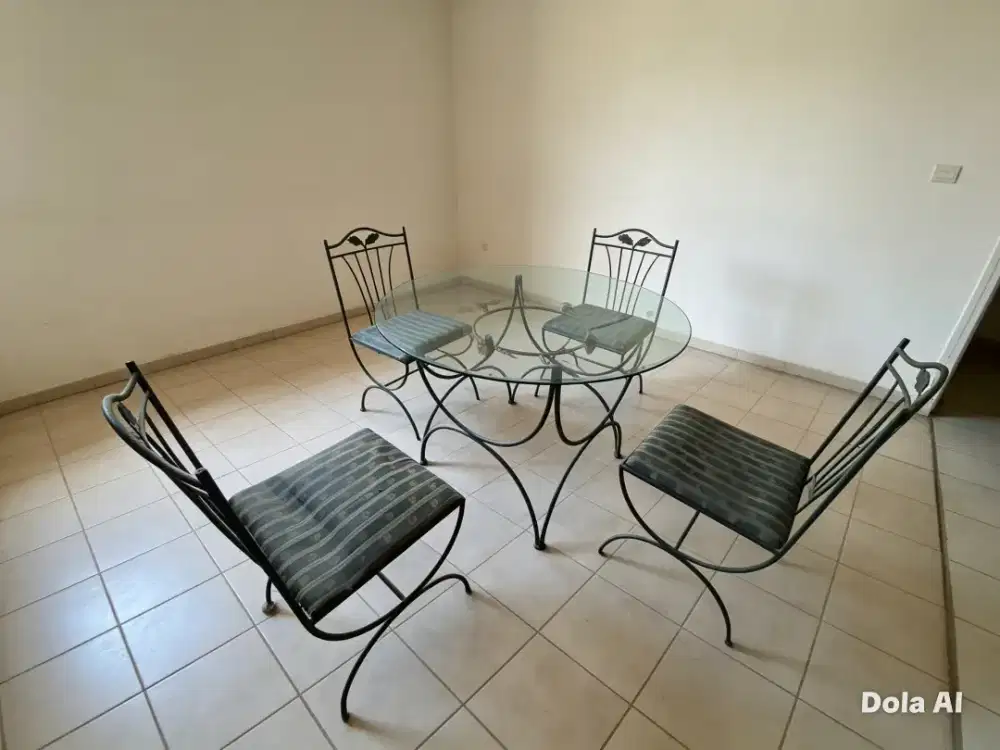 Meja makan kaca + 4 kursi rangka besi