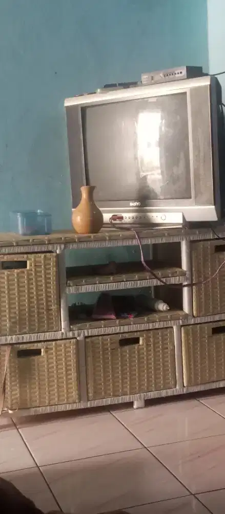 Tv Sanyo 24inc + Meja