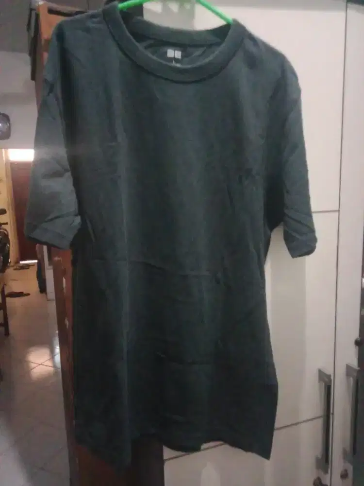 Kaos pria merk Uniqlo