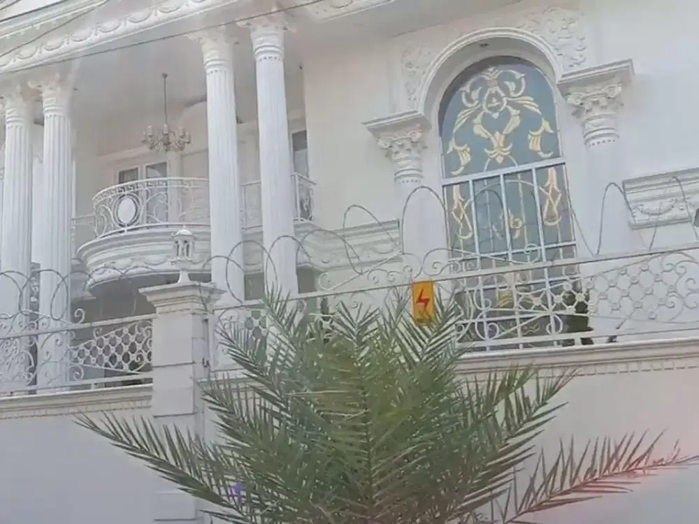 Rumah Billymoon Pondok Kelapa : 2 Lantai, LT 695 m2, LB 900 m2, Kolam Renang