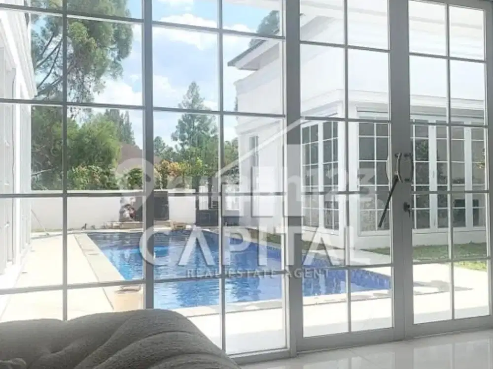 Rumah Klasik Modern Nan Mewah Disertai Kolam Renang di Kota Baru Parahyangan