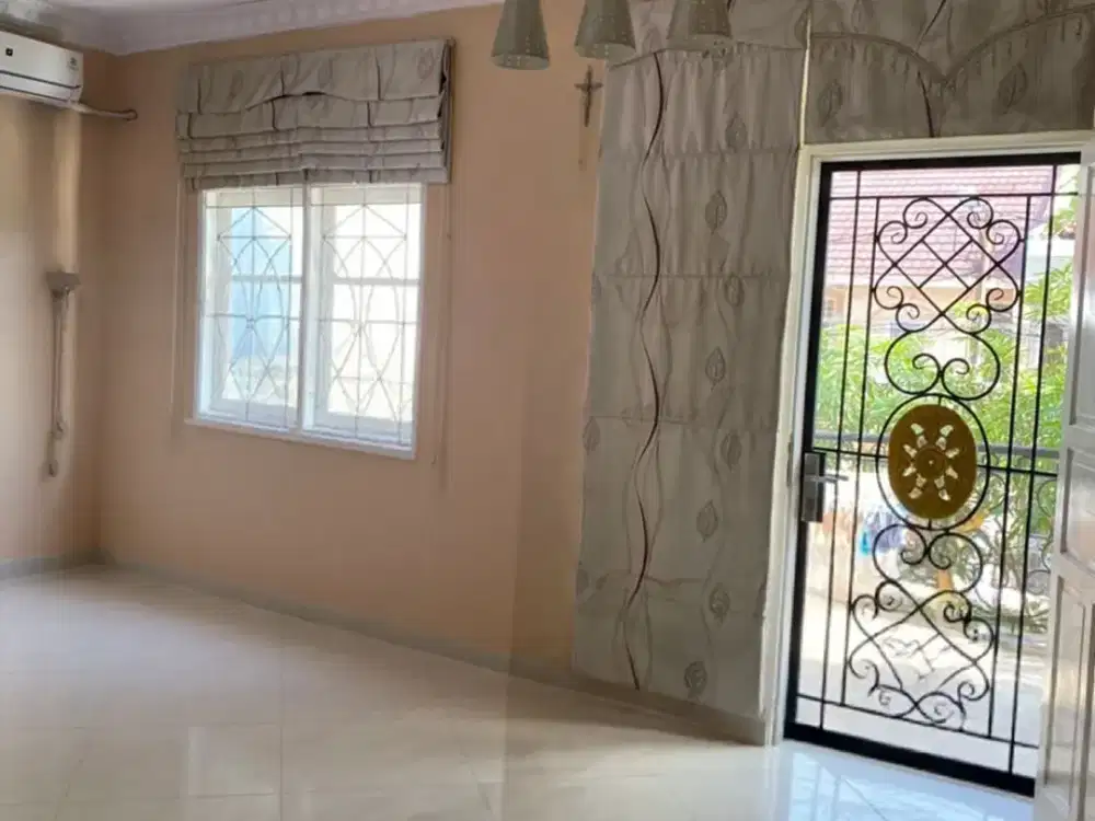 DIJUAL RUMAH FULL FURNISH 3 LANTAI + ROOFTOP DI TAMAN PALEM LESTARI