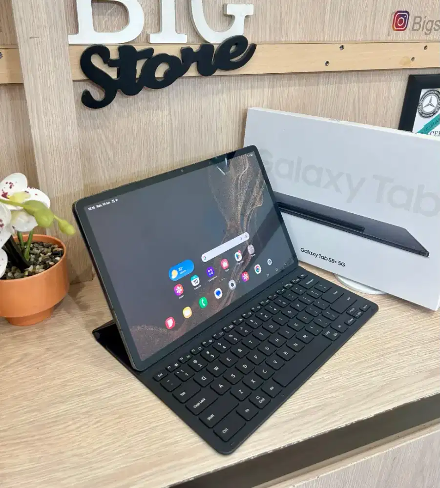Samsung Tab S8+ 5G
With keyboard